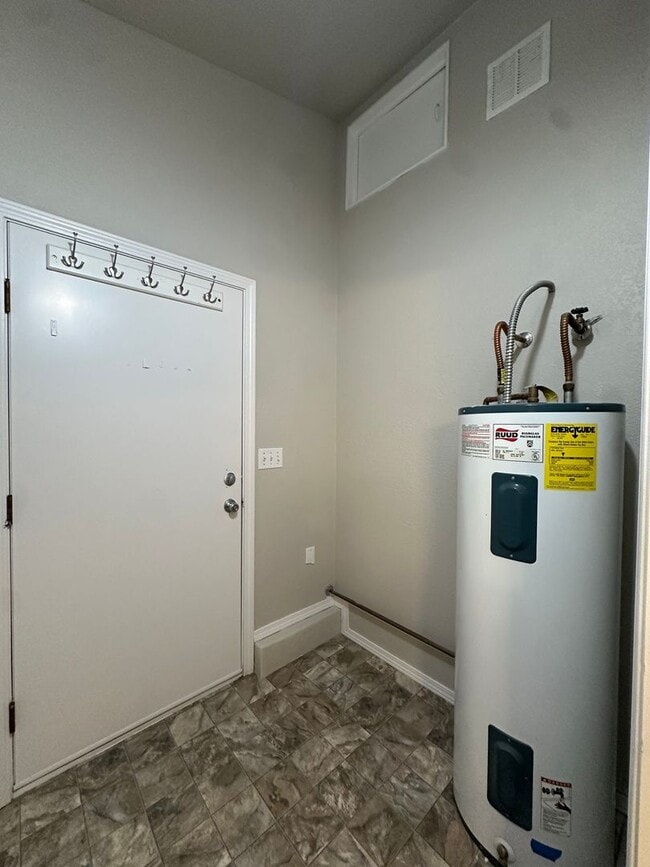 Building Photo - 245 NW Tumalo Ave