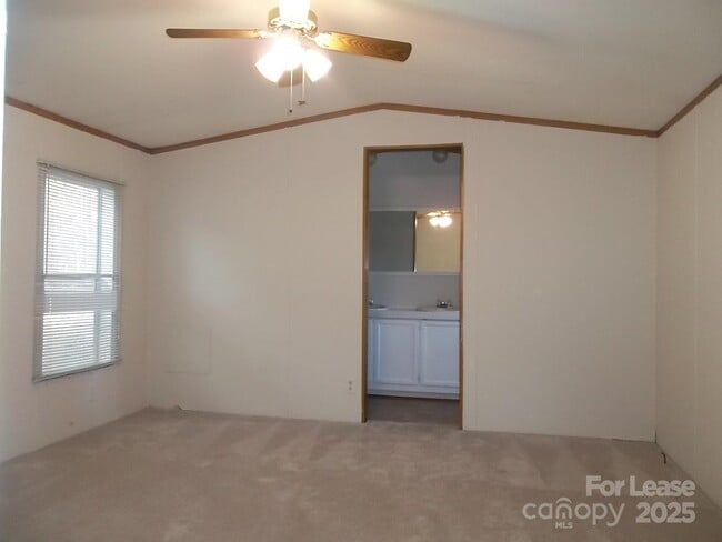 Building Photo - 150 Thornwood Ln