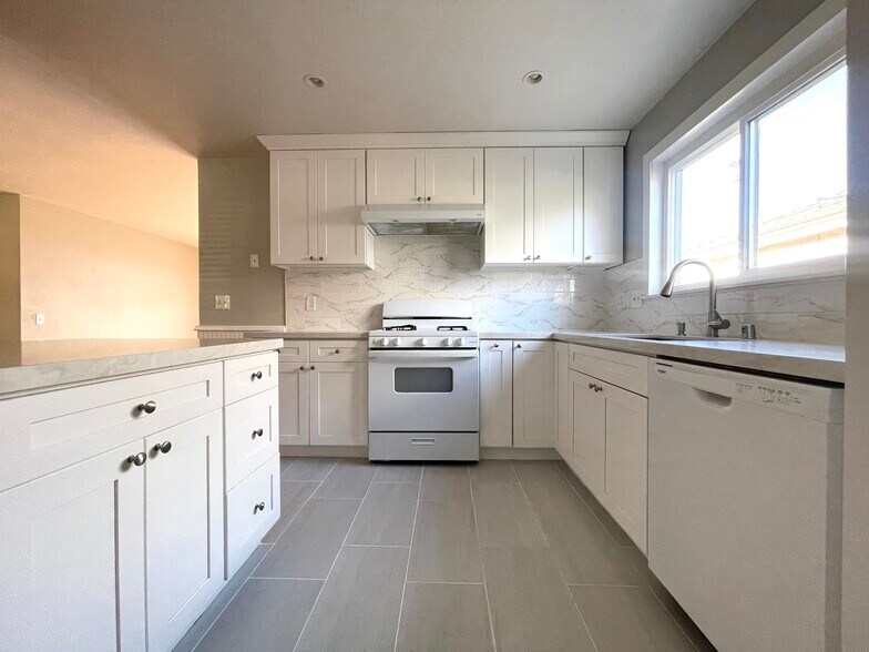 Building Photo - 10473 Rose Ann Cir