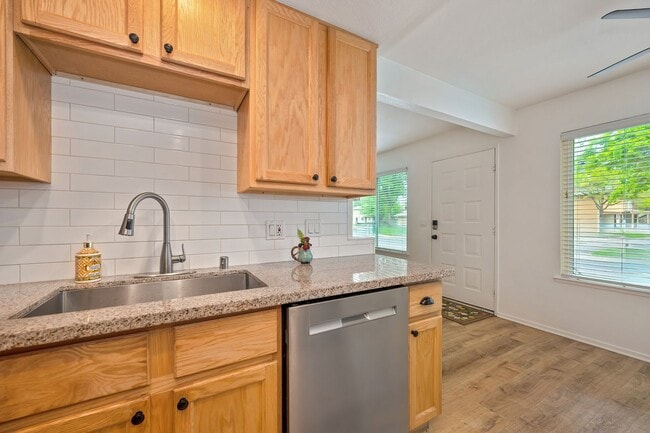 Building Photo - Beautifully Renovated Unit
