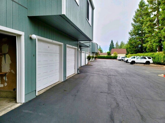 Building Photo - Updated 2 Bedroom Condo in Rohnert Park w/...