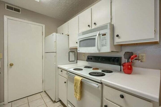 Building Photo - 5484 Cedar Springs