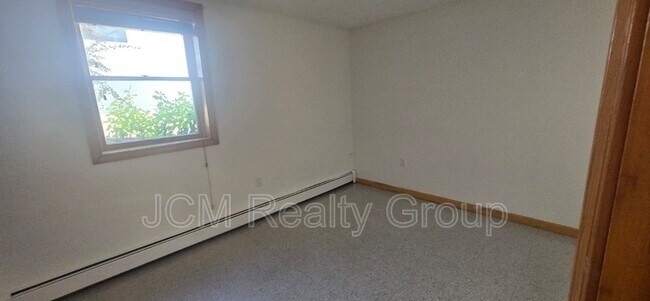 Building Photo - 120 Savage St