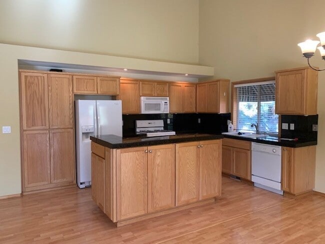 Building Photo - Leasing Special! 3 Bedroom House on Quarter Acre!