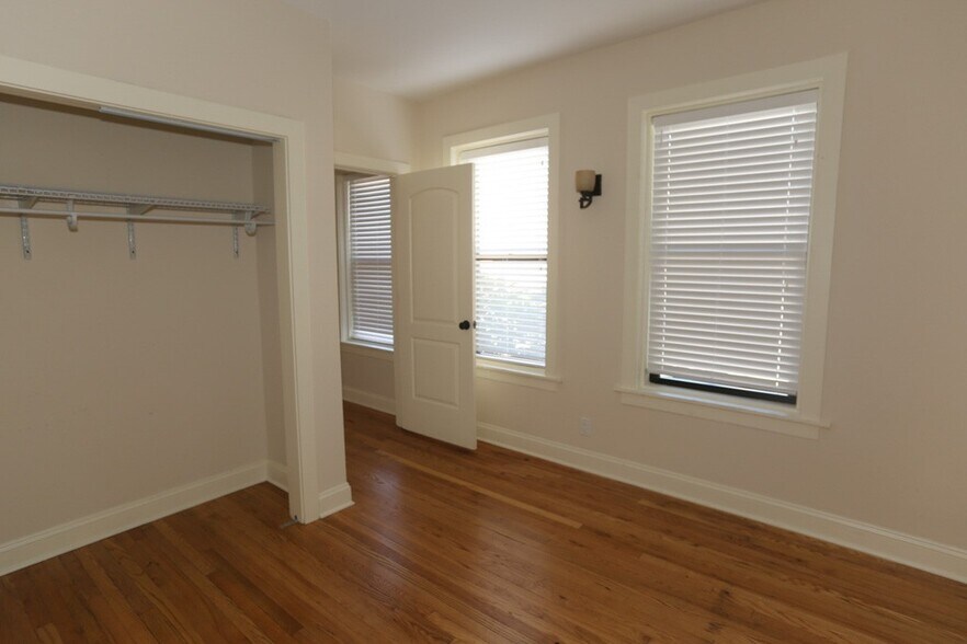 Building Photo - 4045 N Ashland