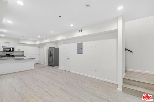 Building Photo - 1409 N Hobart Blvd