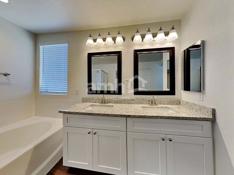 Building Photo - 5230 W Ian Dr