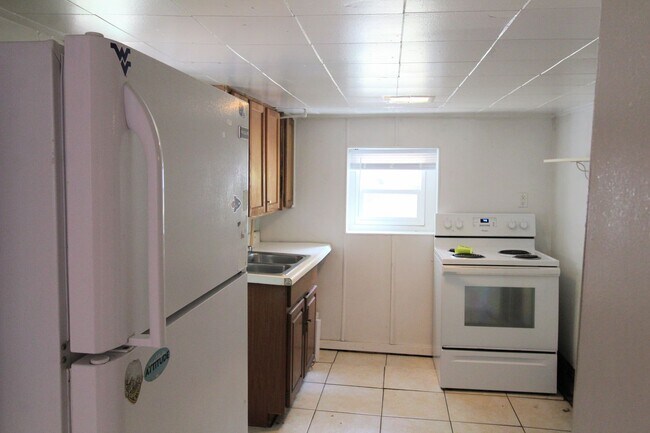 Building Photo - 1023 College Ave