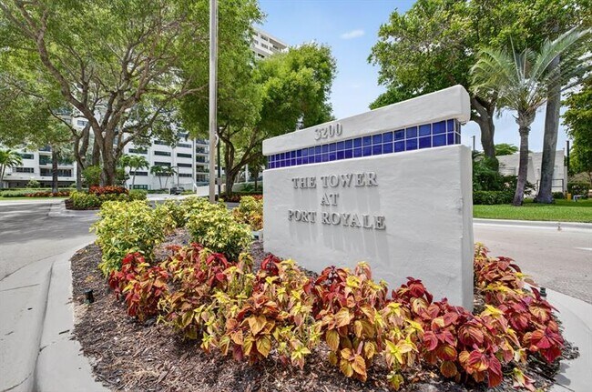 Building Photo - 3200 Port Royale Dr N