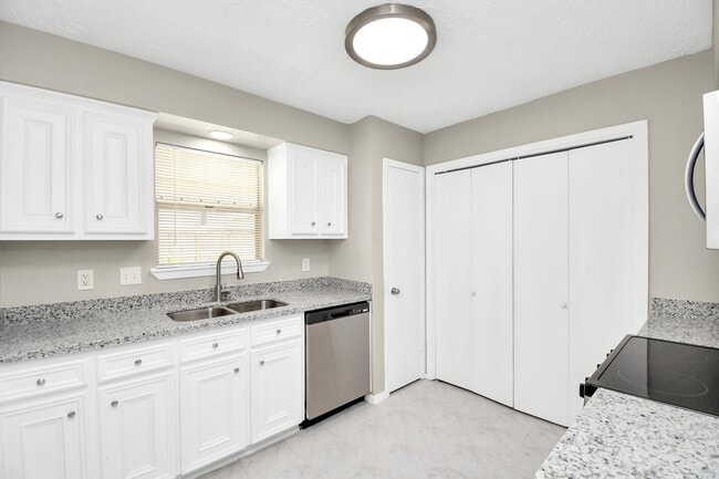 Building Photo - 14235 Bella Dr