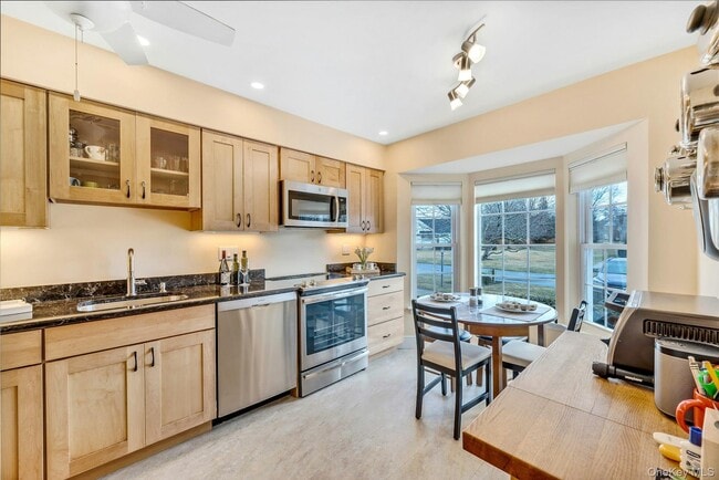 Building Photo - 2555 Youngs Ave