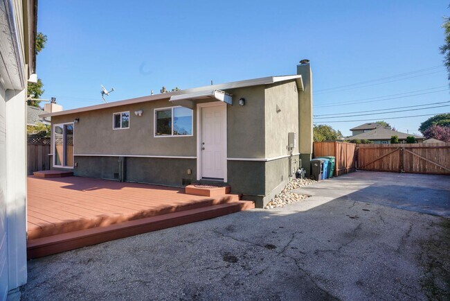 Building Photo - 3BR/1BA North Shoreview Home with Yard & Redwood Deck | Pet Friendly | Near Caltrain | YouTube Tour