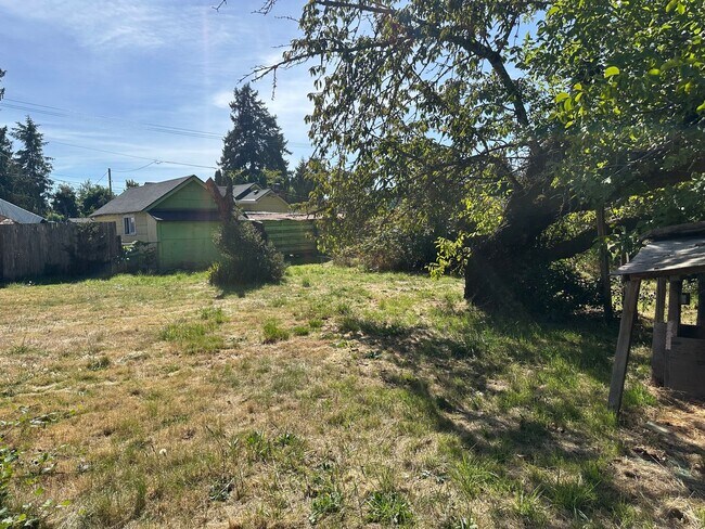 Building Photo - Updated 4 bedroom home on a huge lot!
