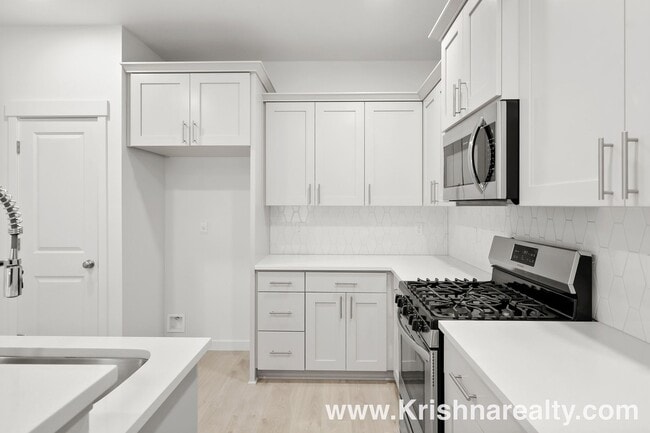 Building Photo - Beautiful 2021 Modern Build | 3 Bed | 2.5 Bath | Stylish Townhome in Laurel Woods