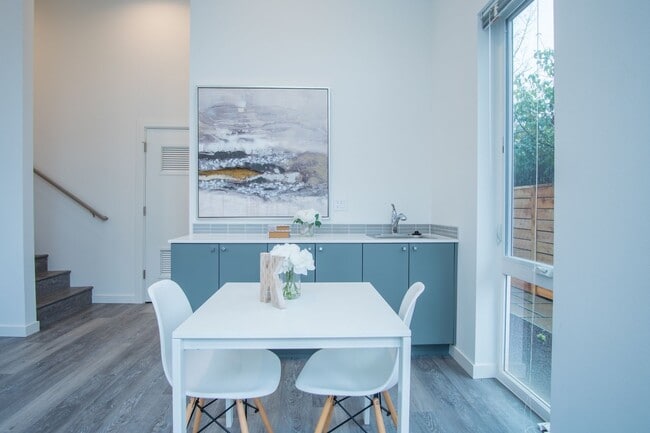 Building Photo - Modern 3BR/3BA Townhouse with Rooftop Views in Yesler Terrace