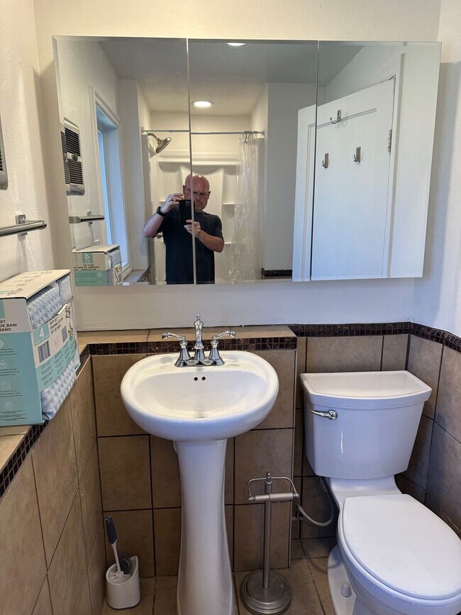 Building Photo - Updated 4 bedroom 2 bath house in Eugene!