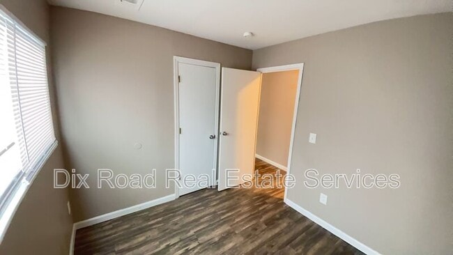 Building Photo - 10789 Sharondale Rd