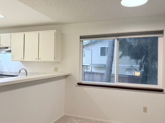 Building Photo - Lovely 2-Bedroom End Unit Condo in Cedarwo...