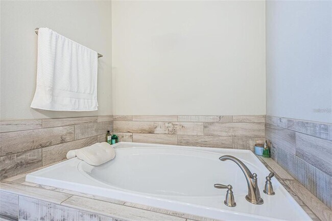 Building Photo - 7004 Grevilla Ave S