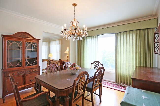 Building Photo - Two-story, 3BR/2.5BA Single family home including Lower-Level Suite with Bath & Kitchenette in Gl...