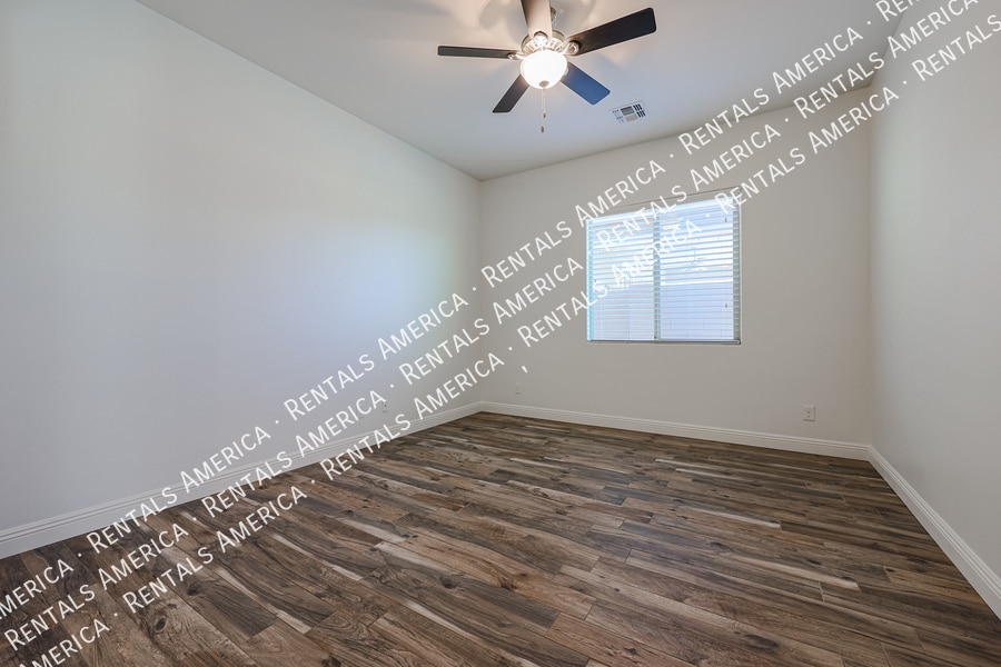 Building Photo - 4121 E Yellowstone Pl