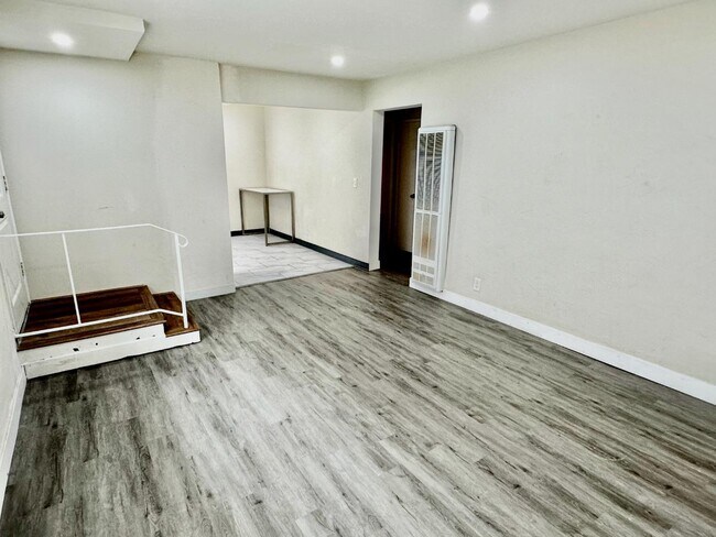 Building Photo - 5478 Vicente Way