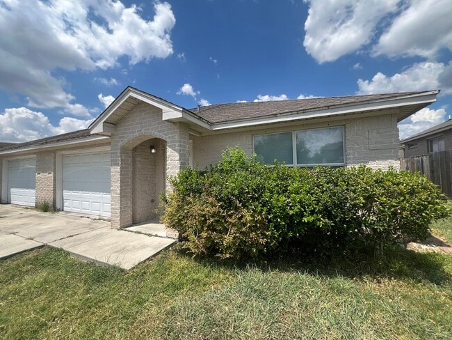 Building Photo - Large 3/2/2 Duplex with Easy Access to IH ...