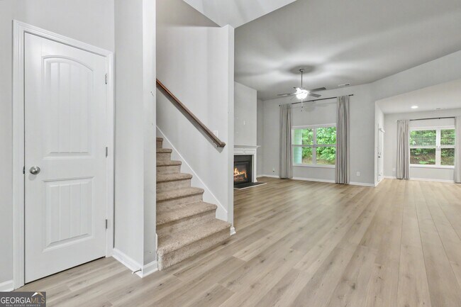 Building Photo - 270 S Ridge
