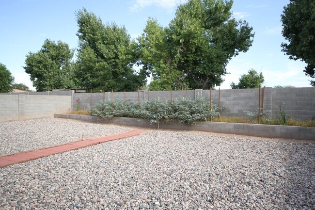 Building Photo - Now Available! Phoenix Rental Home Ready