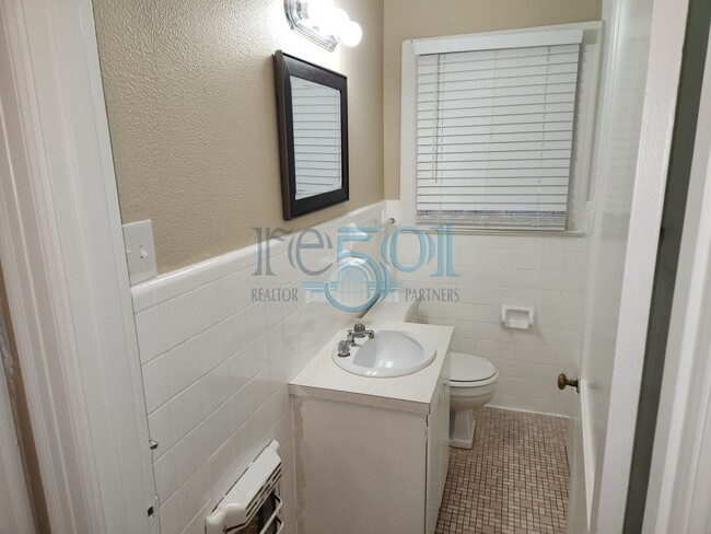 Building Photo - Great Find in Hillcrest! 2BR & 1 BA