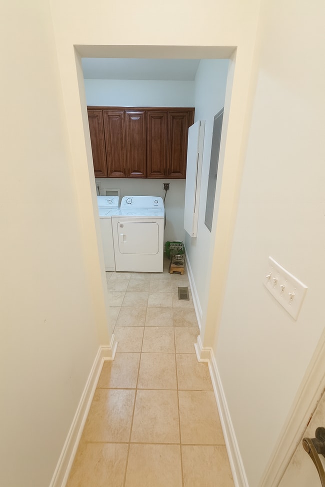 Building Photo - 736 River N Blvd