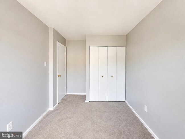 Building Photo - 3811 Glenview Terrace