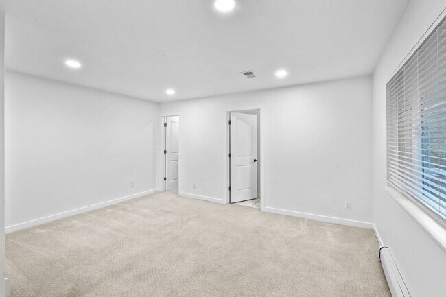 Building Photo - Charming and Renovated 4 Bedroom 2 Bathroo...