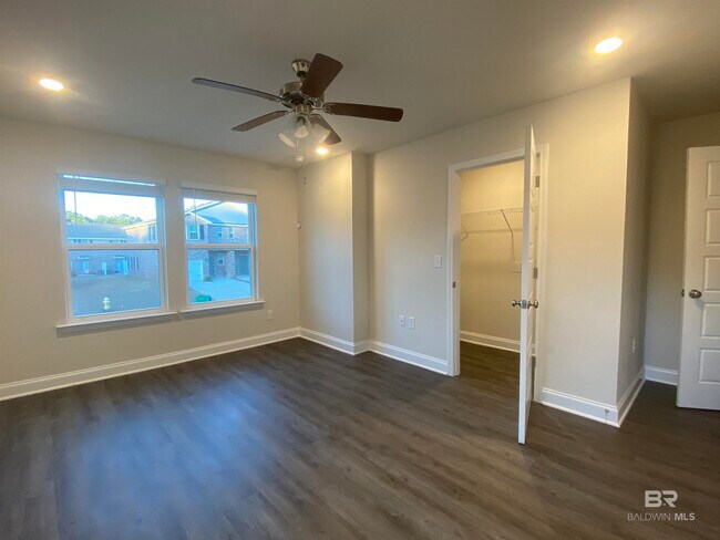 Building Photo - 6685 Spaniel Dr