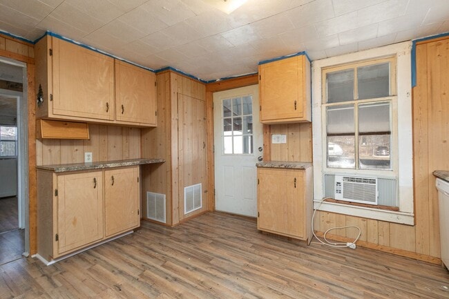 Building Photo - 2 Bedroom | 1 Bathroom | With a Large Deta...