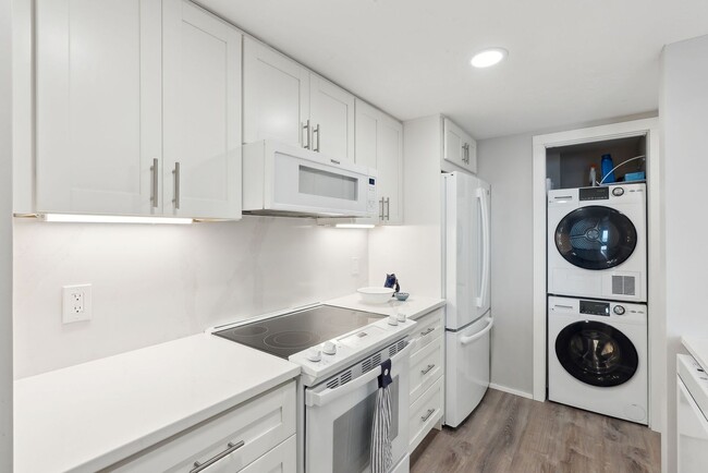 Building Photo - Fully Furnished Oceanfront 2 bed/2 bath