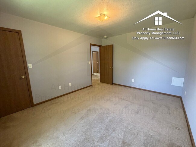 Building Photo - 427–429 Sabre Circle