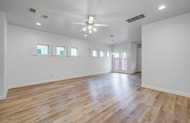 Building Photo - 624 E 39th St