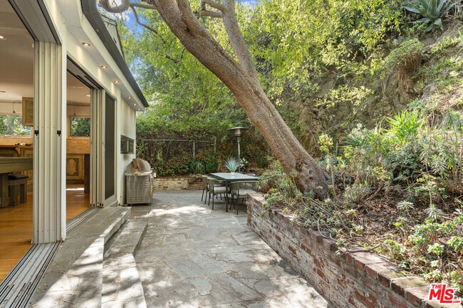 Building Photo - 1853 Nichols Canyon Rd