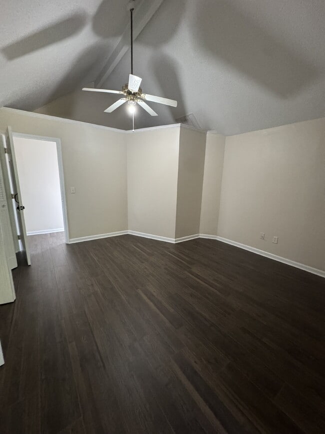Building Photo - 4 bedroom 3 full bath home for rent in man...