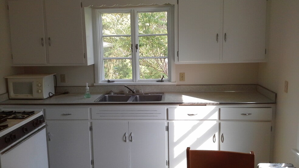 Kitchen - 931 E State St