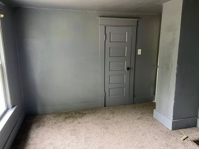 Building Photo - SPACIOUS 3 BEDROOM HOME READY TO WELCOME YOU