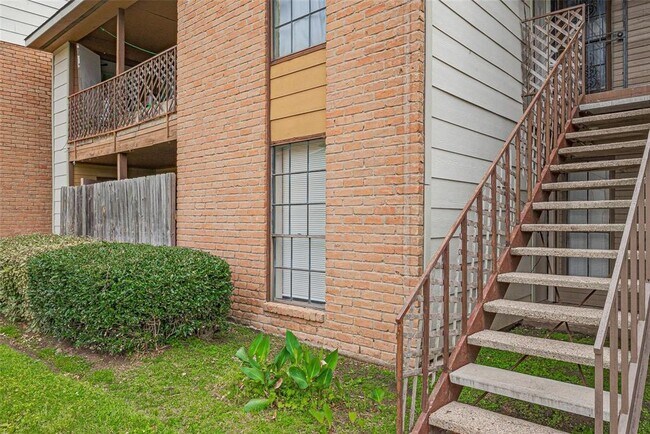 Building Photo - 9090 S Braeswood Blvd