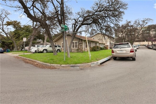 Building Photo - Duplex 11 Bedrooms 6 Baths Available August 2025