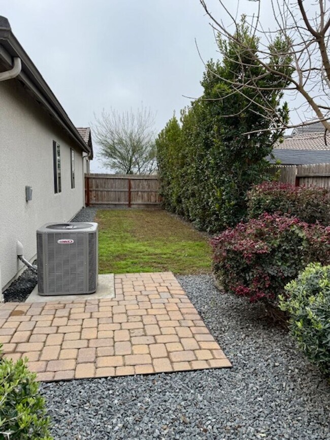 Building Photo - 3 Bedroom 2 Bathroom in SE Visalia!