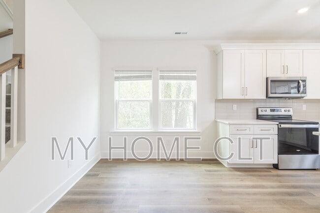 Building Photo - 2617 Dr Carver Rd