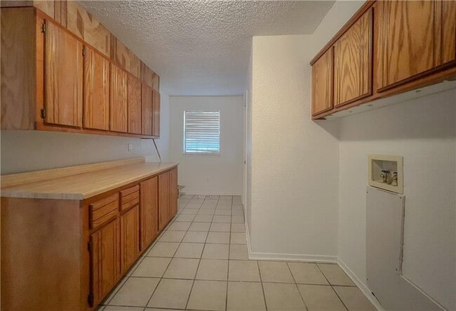 Building Photo - 712 S Willowood Dr