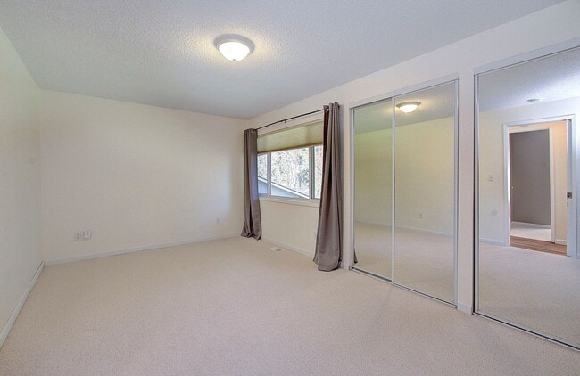 Building Photo - Spacious 4bd 2.5ba Home - Avail. Now!