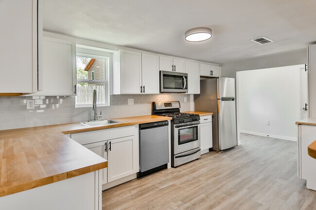 Building Photo - 402 Marquette Rd