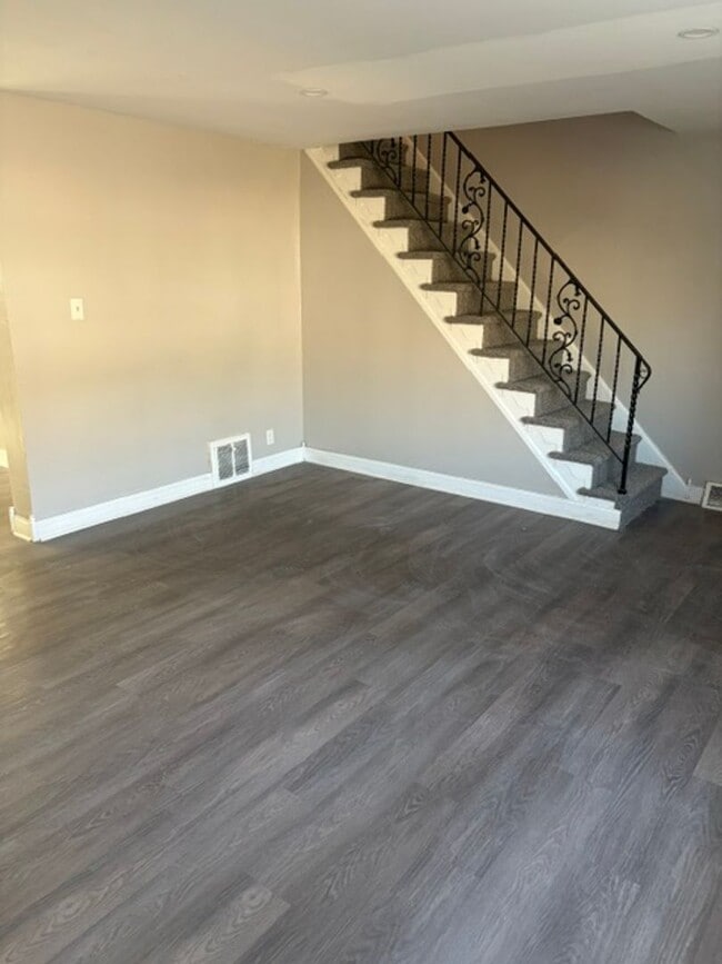 Building Photo - Gorgeous 3-Bedroom Townhome in Holmesburg! Available NOW!